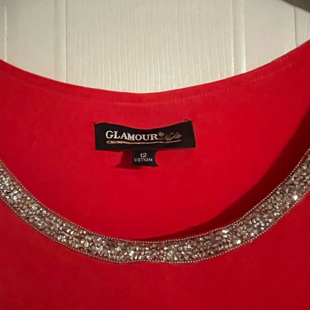 Glamour Scarlet Evening Dress with Sparkling Neckline